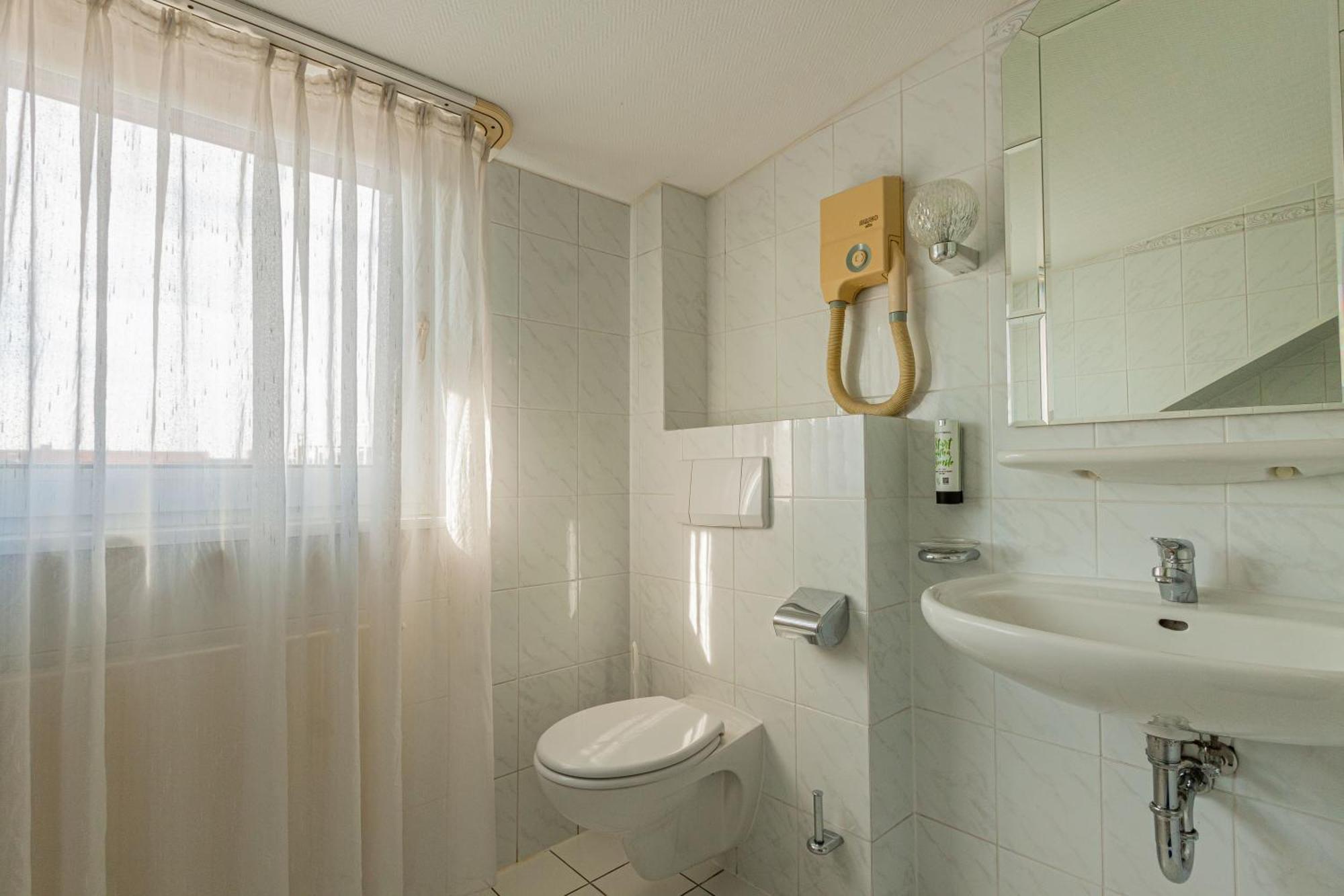 Pension Fuer Monteure In Dresden, Zimmer Mit Eigenem Bad Und Grosser Gemeinschaftskueche Bagian luar foto