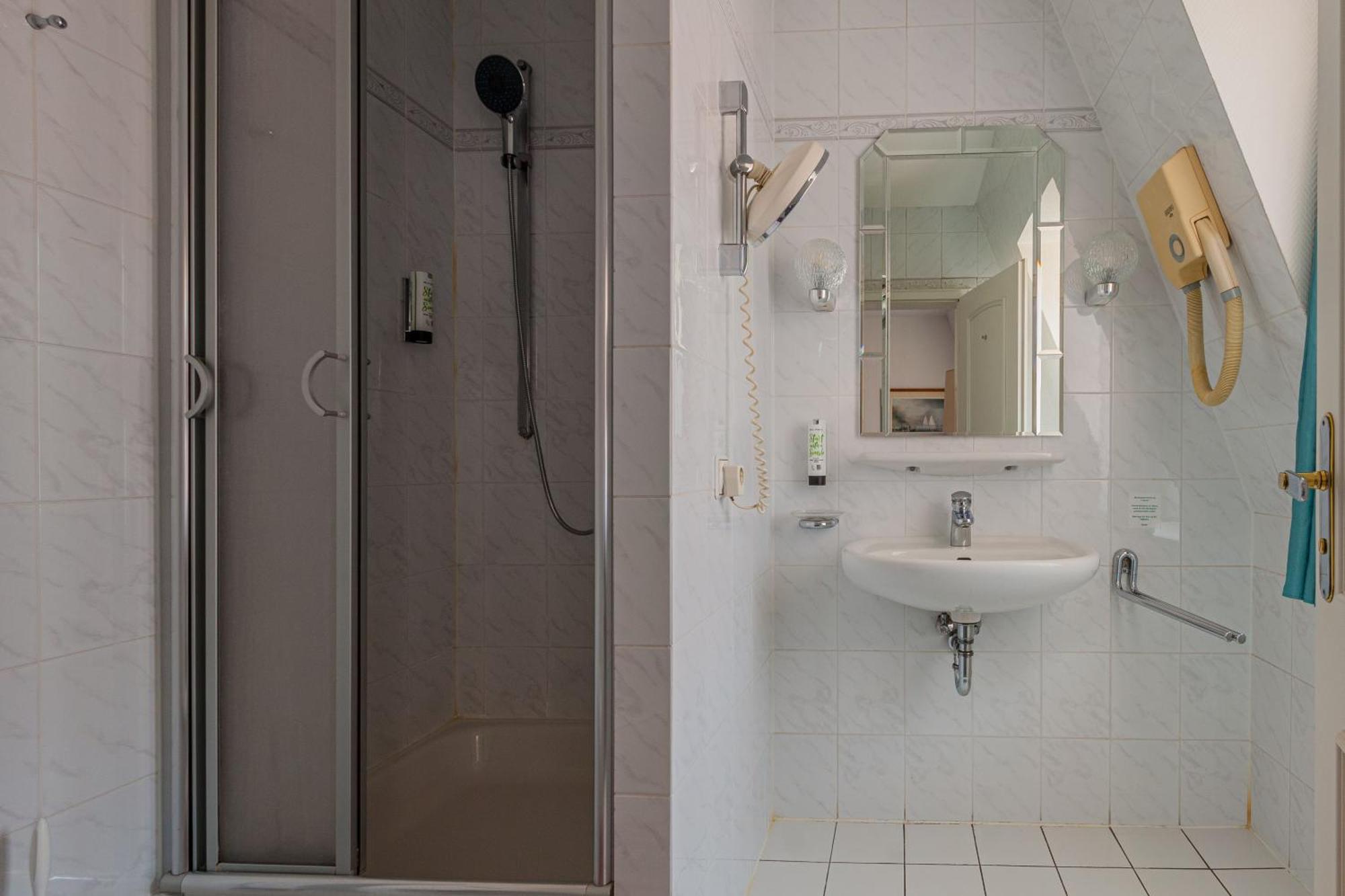 Pension Fuer Monteure In Dresden, Zimmer Mit Eigenem Bad Und Grosser Gemeinschaftskueche Bagian luar foto