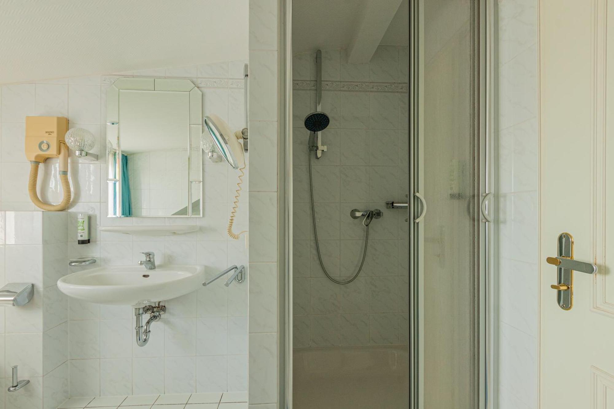 Pension Fuer Monteure In Dresden, Zimmer Mit Eigenem Bad Und Grosser Gemeinschaftskueche Bagian luar foto